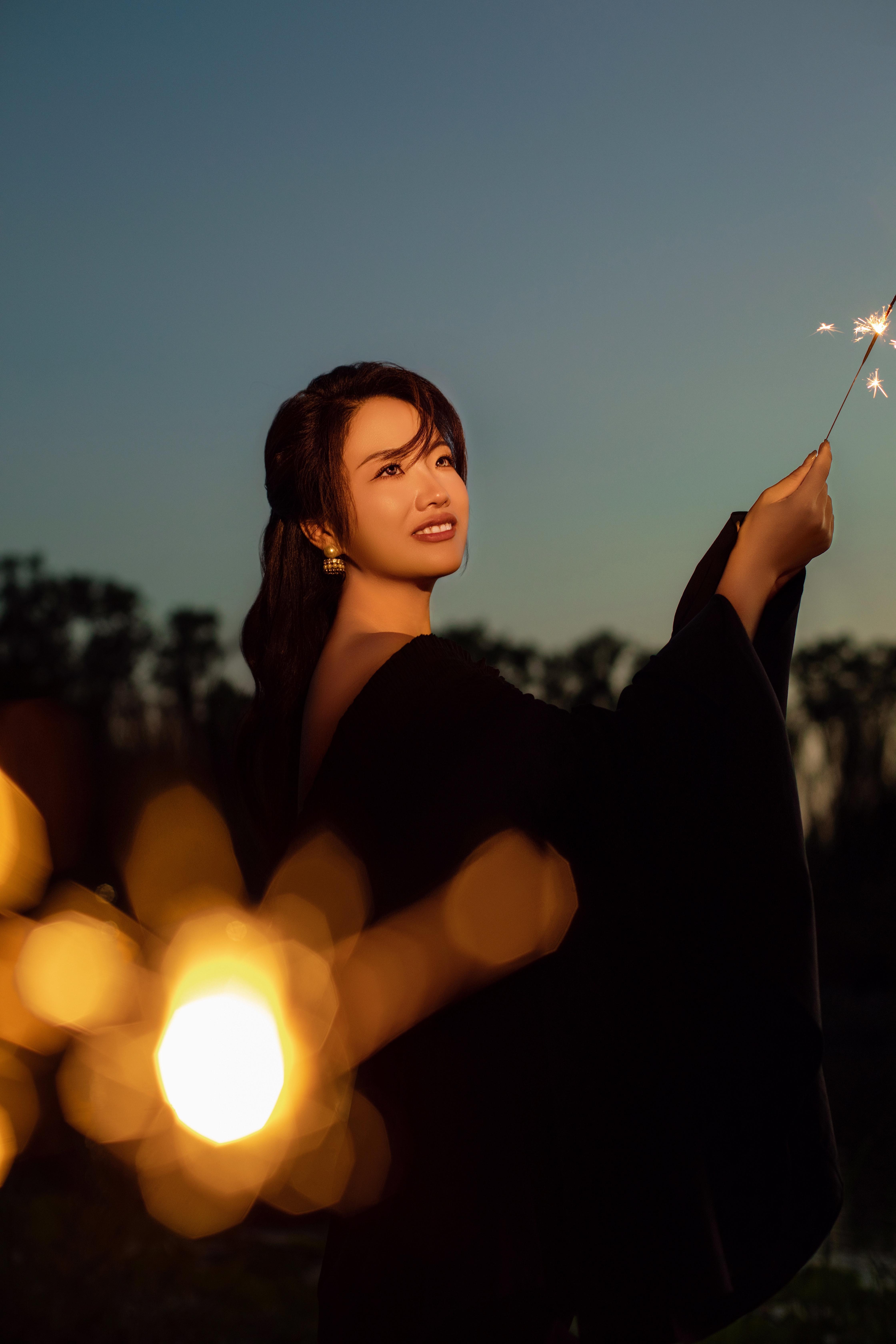 Sing Xing 手持烟花的肖像